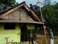 28 Rumah Rusak Diterjang Puting Beliung di Panjalu Ciamis