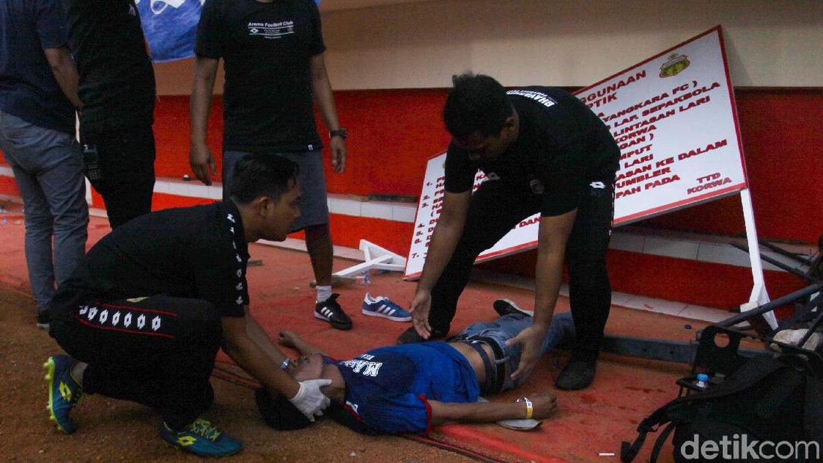 Aremania jatuh di Stadion PTIK saat Bhayangkara vs Arema FC, Rabu (27/11/2019). (Rifkianto Nugroho/detikSport)