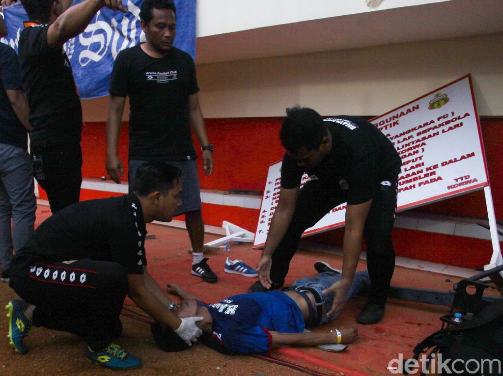 Dua Aremania yang Jatuh di PTIK Dirawat di RSPP Dua Aremania yang Jatuh di PTIK Dirawat di RSPP