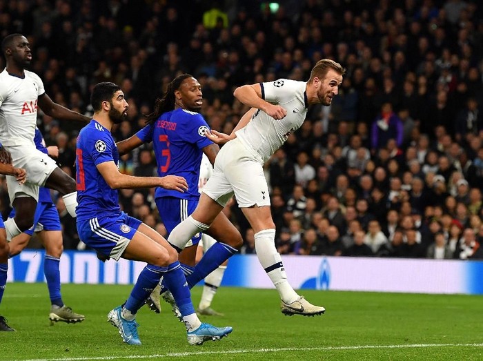 LONDON, ENGLAND - NOVEMBER 26: Harry Kane of Tottenham Hotspur scores his team's fourth goal during the UEFA Champions League group B match between Tottenham Hotspur and Olympiacos FC at Tottenham Hotspur Stadium on November 26, 2019 in London, United Kingdom. (Photo by Justin Setterfield/Getty Images)