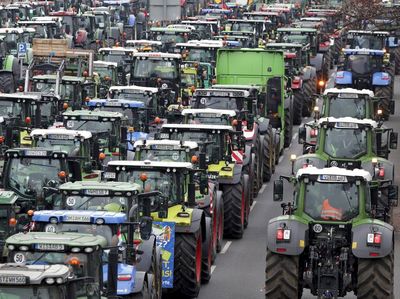 Ribuan Traktor Mengaspal di Pusat Kota Berlin