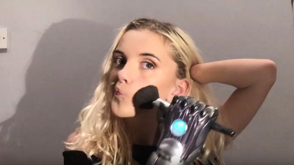 Keseharian Gadis Tangan Bionik, Bisa Masak sampai Makeup Sendiri