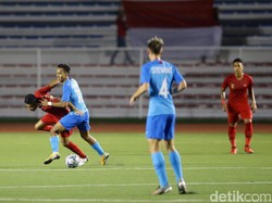 Evan Dimas Darmono berusaha melancarkan serangan meski mendapat pengawalan ketat dari pemain Singapura.