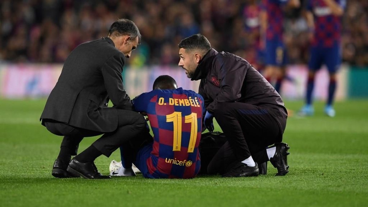 Ousamana Dembele terancam absen tiga bulan jika melakukan operasi untuk menyembuhkan cedera otot pahanya (Foto: Josep LAGO / AFP)