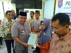 Bagikan 200 Sertifikat Tanah ke Warga, Wali Kota Depok: Jangan Diagunkan