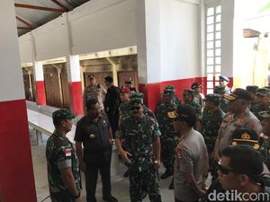 Panglima dan Kapolri Kunjungi Pasar Wouma yang Terbakar Saat Rusuh di Papua Panglima dan Kapolri Kunjungi Pasar Wouma yang Terbakar Saat Rusuh di Papua