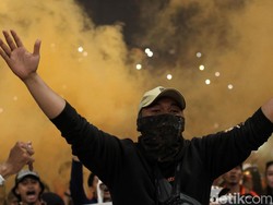 Di tengah kepulan asap flare, Jakmania larut dalam perayaan kemenangan sekaligus HUT Persija yang ke-91.