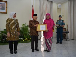 Bina UKM Jadi Produktif, Gubernur Jatim Raih Penghargaan dari Wapres