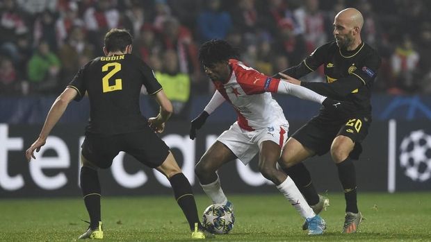 Inter menang 3-1 atas Slavia Prague.