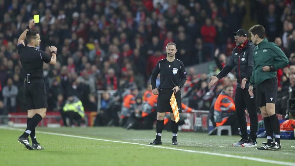 Juergen Klopp dikartu kuning saat Liverpool diimbangi Napoli 1-1. (Foto: Jon Super / AP Photo)