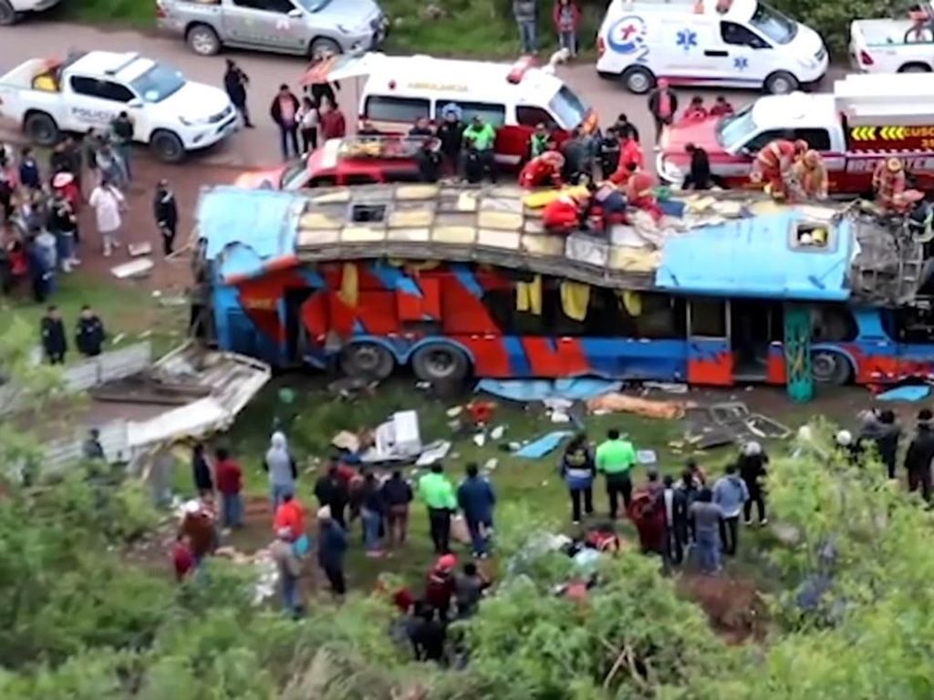 Bus Tingkat di Peru Masuk Jurang, 7 Orang Tewas Bus Tingkat di Peru Masuk Jurang, 7 Orang Tewas