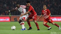 Persija keteteran menghadapi tim tamu, Persipura, di menit-menit awal. 