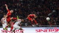 Tensi pertandingan kian meningkat. Giliran Persija yang bertubi-tubi mencoba membobol gawang Persipura. Simic, Riko, dan Sandi Sute gagal. 