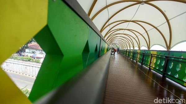 Melihat Wajah Baru JPO Pasar Minggu yang Hampir Rampung