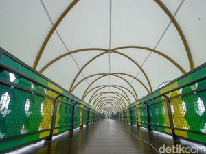 Senangnya Warga, JPO Pasar Minggu Hampir Rampung