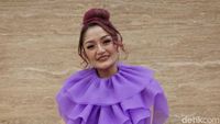 Ungu-ungu! Gaya Syantik Siti Badriah