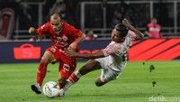 Riko Simanjuntak berusaha menembus pertahanan Persipura.