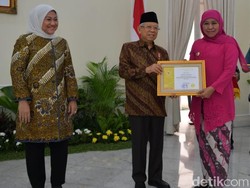 Khofifah Raih Penghargaan dari Wapres karena Dukung Majunya UKM Jatim