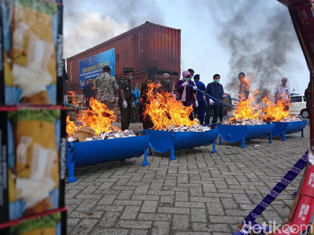 Bea Cukai Musnahkan Miras-Rokok Ilegal Rp 3,16 Miliar di Merak Bea Cukai Musnahkan Miras-Rokok Ilegal Rp 3,16 Miliar di Merak