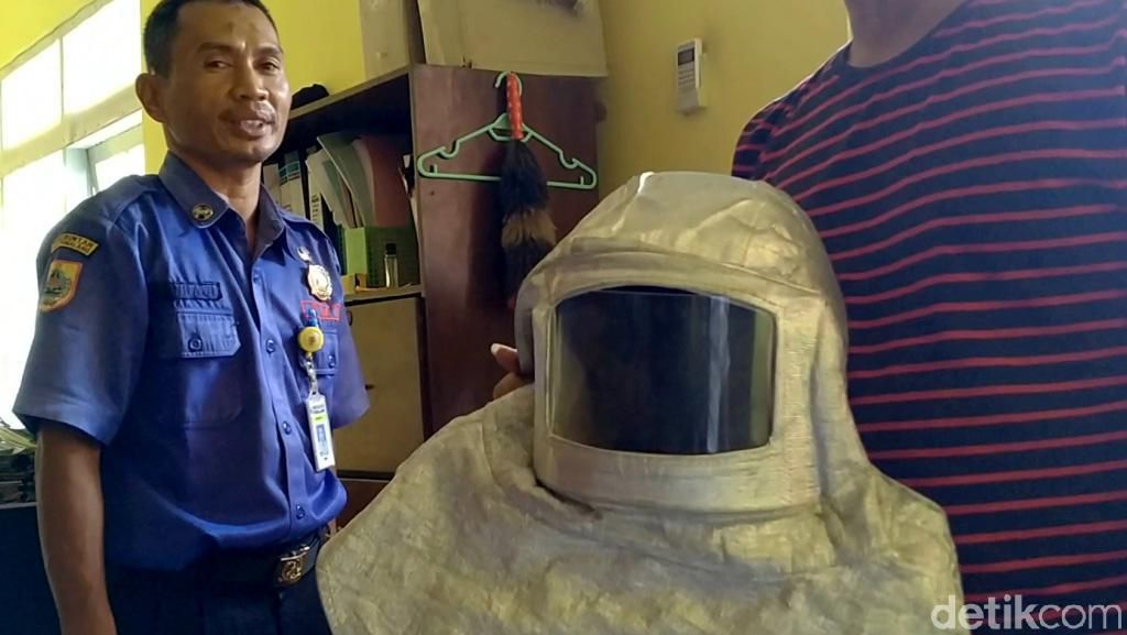 Ini Dia Peralatan Tempur Damkar saat Basmi Tawon Vespa Ini Dia Peralatan Tempur Damkar saat Basmi Tawon Vespa