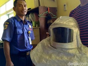 Ini Dia Peralatan Tempur Damkar saat Basmi Tawon Vespa