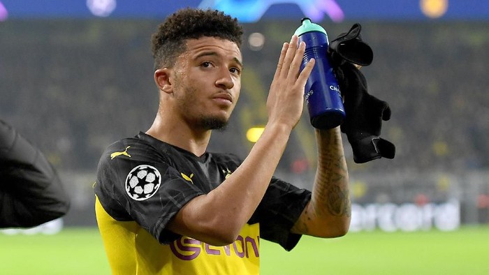 DORTMUND, GERMANY - NOVEMBER 05: Jadon Sancho of Borussia Dortmund acknowledges the fans following the UEFA Champions League group F match between Borussia Dortmund and Inter at Signal Iduna Park on November 05, 2019 in Dortmund, Germany. (Photo by JÃ¶rg SchÃ¼ler/Getty Images)