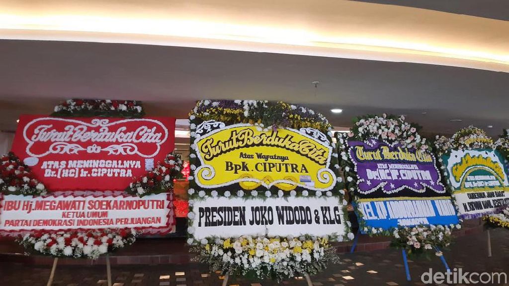 Jajaran Karangan Bunga dari Pejabat hingga Pengusaha untuk Ciputra Jajaran Karangan Bunga dari Pejabat hingga Pengusaha untuk Ciputra
