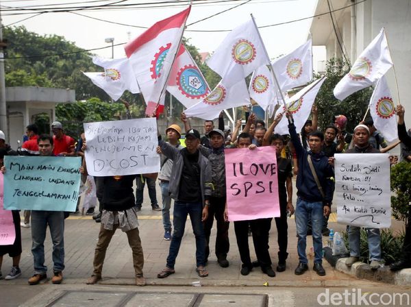 Aksi Unjuk Rasa Karyawan DCost Usai Dipecat Tanpa Teguran