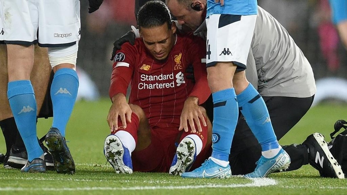 Virgil van Dijk (Liverpool) menggugat gol Napoli dalam hasil seri 1-1 di Liga Champions. Foto: Oli Scarff / AFP Photo