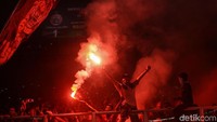 Sebagian suporter menggila saking bahagianya. Puluhan flare menyala, membuat SUGBK berubah menjadi oranye.