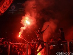 Sebagian suporter menggila saking bahagianya. Puluhan flare menyala, membuat SUGBK berubah menjadi oranye.