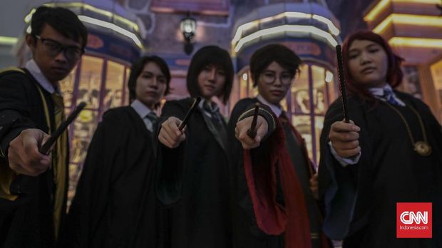 Suasana 'Holiday at Mal Taman Anggrek with Harry Potter' di lantai dasar Mal Taman Anggrek, Jakarta, Kamis, 28 November 2019. Acara yang terinspirasi oleh film Harry Potter ini akan berlangsung dari 28 November 2019 hingga 12 Januari 2020. CNN Indonesia/Bisma Septalisma