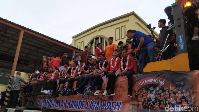 Persiraja Banda Aceh batal diarak di jalan utama karena pesawat delay. (Agus Setyadi/detikSport) Persiraja Banda Aceh batal diarak di jalan utama karena pesawat delay. (Agus Setyadi/detikSport)