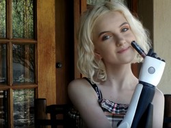 Video: Gadis Ini Punya Lengan Bionik yang Bisa Dikendalikan dari Jarak Jauh