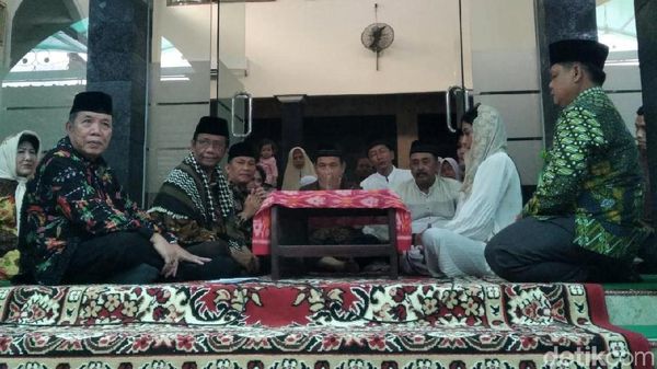 Momen Mahfud MD Bimbing Mantan Staf Jadi Mualaf