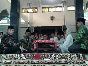 Momen Mahfud MD Bimbing Mantan Staf Jadi Mualaf