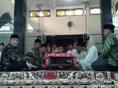 Momen Mahfud MD Bimbing Mantan Staf Jadi Mualaf