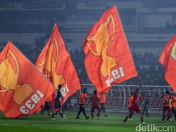 Persija merayakan ulang tahun yang ke-91 pada Kamis (28/11/2019). Perayaan dilakukan dengan mengibarkan 11 bendera berwarna oranye berukuran raksasa, yang bertuliskan tahun juara klub Ibu Kota.