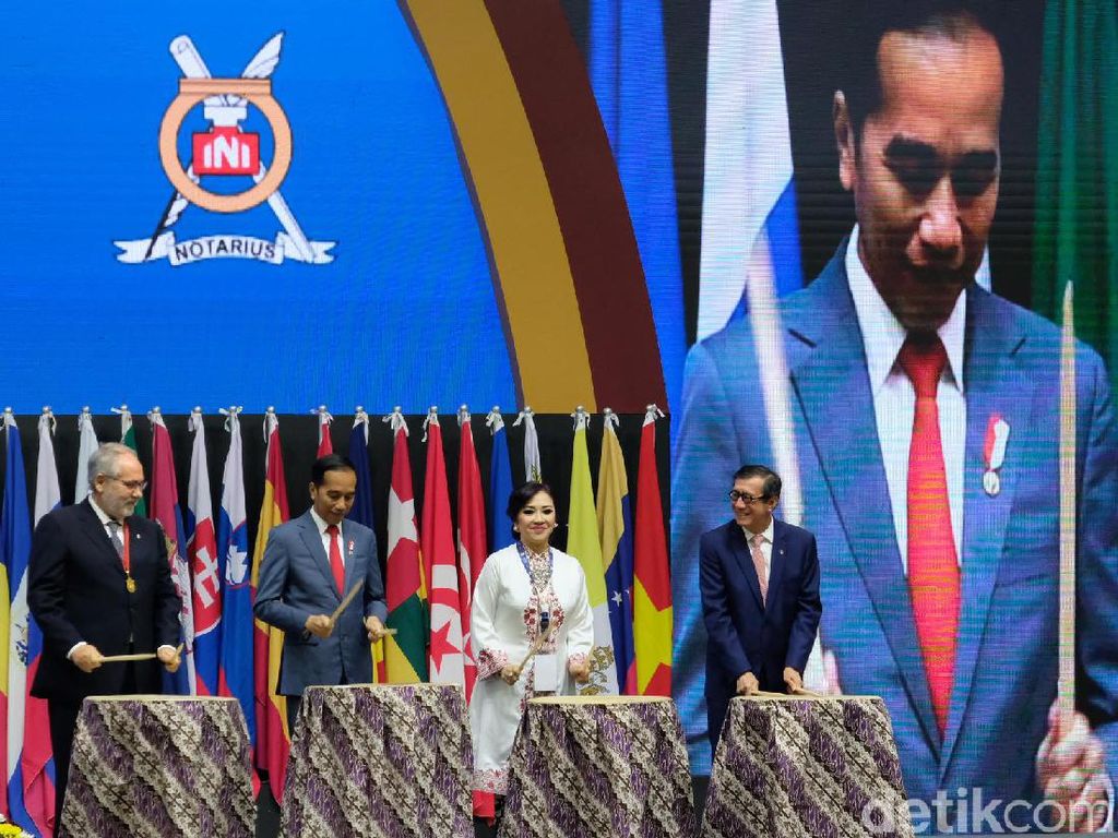 Jokowi Minta Notaris Tak Lagi Bawa Pulpen, Tapi Laptop Jokowi Minta Notaris Tak Lagi Bawa Pulpen, Tapi Laptop