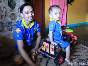 Kisah Ade, Driver Ojol yang Ngojek Sambil Gendong Anak