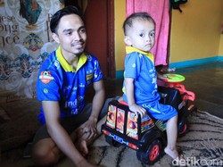 Kisah Ade, Driver Ojol yang Ngojek Sambil Gendong Anak