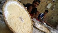 Warga Rusunawa Cakung Ini Wirausaha Buat Kulit Lumpia