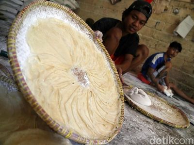 Warga Rusunawa Cakung Ini Wirausaha Buat Kulit Lumpia