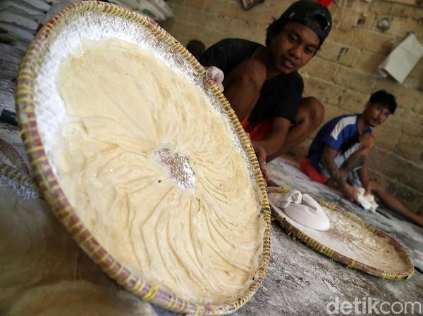 Warga Rusunawa Cakung Ini Wirausaha Buat Kulit Lumpia