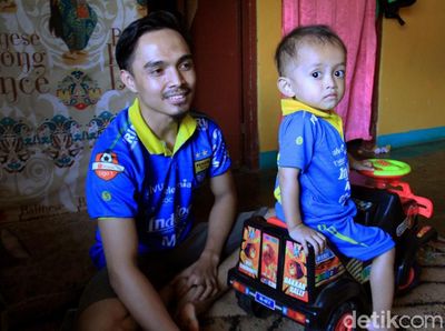 Driver Ojol Ini Ngojek Sambil Gendong Anak