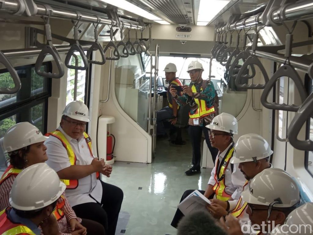 Jajal Kereta LRT Jabodebek, Menristek: Sangat Mulus Jalannya Jajal Kereta LRT Jabodebek, Menristek: Sangat Mulus Jalannya