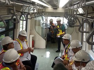 Jajal Kereta LRT Jabodebek, Menristek: Sangat Mulus Jalannya Jajal Kereta LRT Jabodebek, Menristek: Sangat Mulus Jalannya