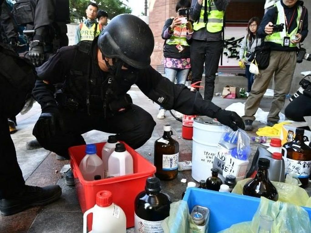 Polisi Hong Kong Masuk ke Kampus PolyU Usai 11 Hari Pengepungan Polisi Hong Kong Masuk ke Kampus PolyU Usai 11 Hari Pengepungan