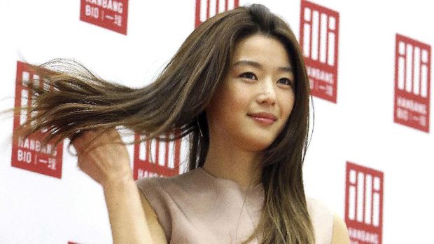 This photo taken on December 4, 2013 shows South Korean actress  Jun Ji-Hyun attending the first year anniversary of Illi coffee's launch in Seoul. 
REPUBLIC OF KOREA OUT JAPAN OUT AFP PHOTO/STARNEWS (Photo by Starnews / Starnews / AFP)