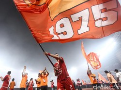 Para pemain Persija mengibarkan bendera di tengah lapangan SUGBK.